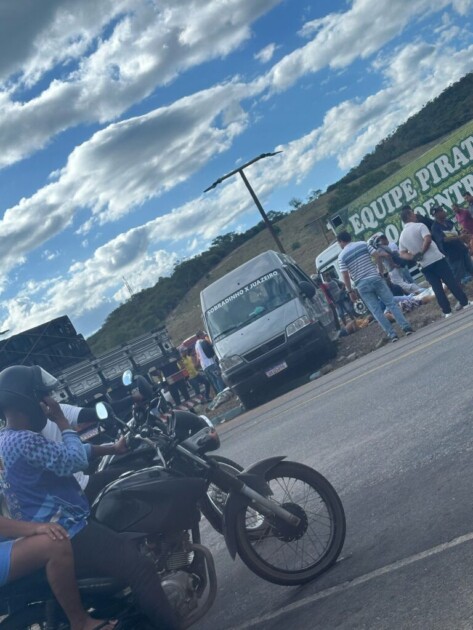 Grave acidente no contorno de Caém envolvendo uma van e um caminhão caem2-768x1024-1